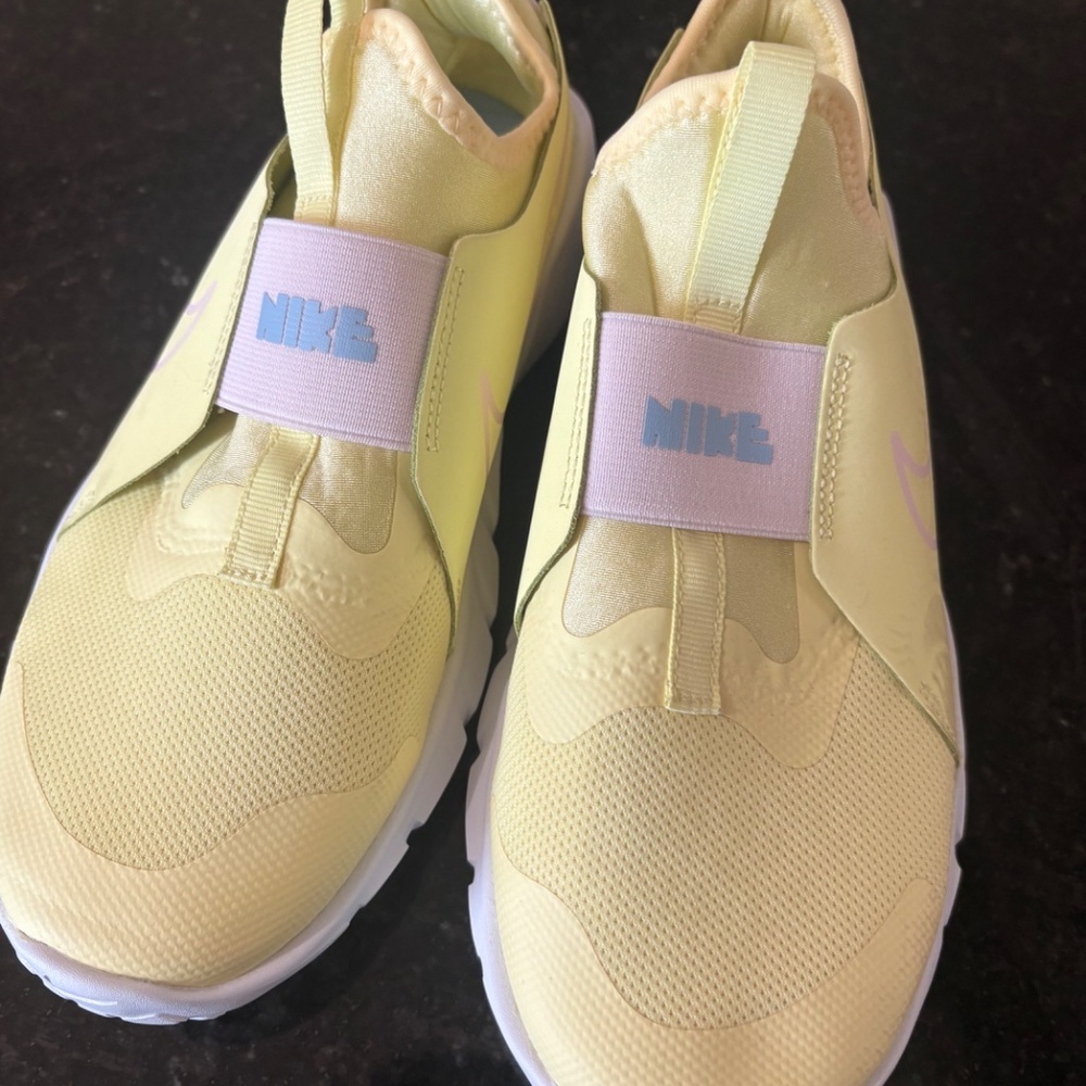NEW - Nike Flex Runner Yellow Running Shoes Sneakers Athletic Trainers - Sz 4 - Picture 9 of 15